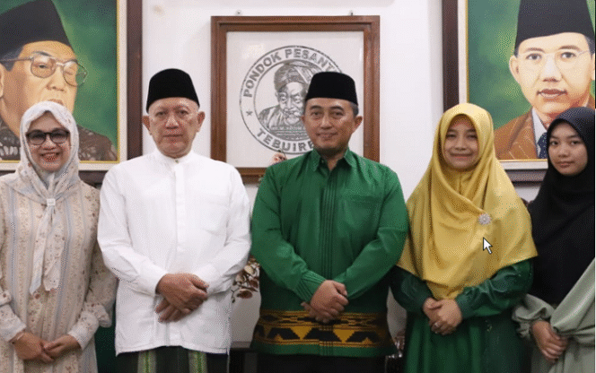 
					Pj Bupati Jombang, Teguh Narutomo berserta istri berpamitan ke ponpes Tebu Ireng, agar tetap terjalin silaturahmi. Foto: jombangkab.go.id