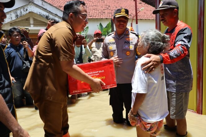 
					Foto: Istimewa
Wakil Bupati dr. Asluchul Alif, bersama Kapolres AKBP Rovan Richard Mahenu, saat meninjau lokasi banjir di Kecamatan  Balongpanggang.