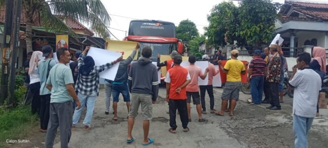 
					Ganggu Jam Sekolah dan Ibadah, Warga Desa Delegan Gresik Hadang Dump Truk Bawa Urukan ke Galangan Kapal