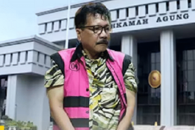 
					PN Jakarta menyelenggarakan sidang perdana kasus Zarof Cicar, mantan pejabata MA yang menjadi makelar kasus, kumpulkna gratifikasai Rp 915 miliar dan 51 kg ema selama 10 tahun menjabat. Tangkap layar video  Youtube@MetroTV