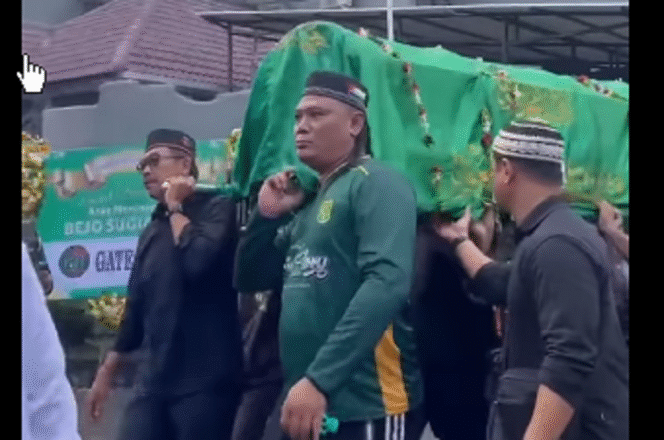 
					Ratusan Bonek dan warga mengantar jenazah sang legenda Bejo Sugiantoro, di tempat peristirahatan terakhir  Tempat Pemakaman Umum (TPU) Geluran, Kecamatan Taman, Sidoarjo, Jawa Timur, Rabu, 26 Februari 2025, dikebumikan tepat di samping makam orang tuanya. Tangkap layar video Instagram@surabayakabarmetro