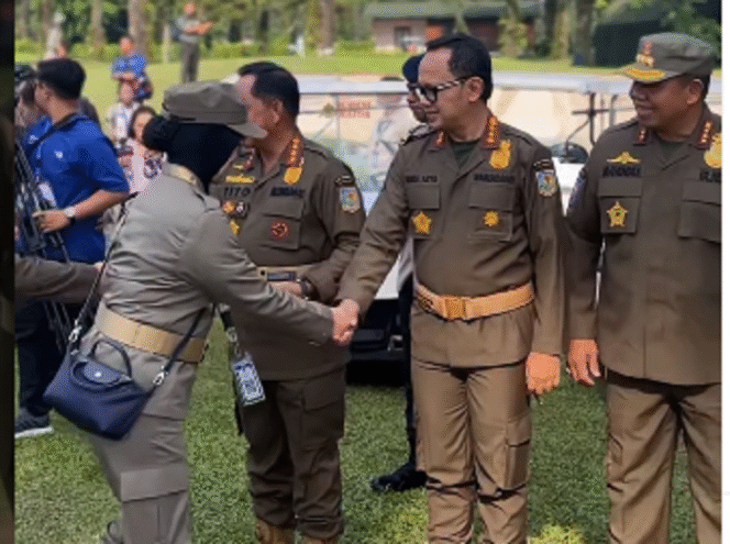 
					Mendagri Tito Karnavian dan wakil Mendagri Bima Arya masing-masing sebagai ketua dan wakil ketua panitia  retreat menyambut kedatangan kepala daerah peserta retreat di Akmil Magelang. Instagram@bimaryasugiarto