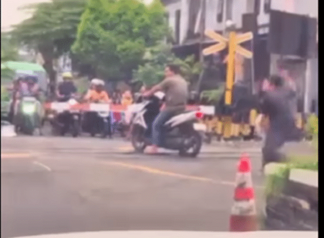 
					Inilah gambar tangkap video sekitar tiga sampai lima detik sebelum korban bernama Budi Setio Rachman, 31, berhenti di tengah rel kereta api. sehingga  tertabrak KA Probowangi relasi Surabaya-Banyuwnagi, di perlintasan, di palang pintu kelurahan Jati, kota Probolinggo Minggu, 23 Februari 2025. Tangkap layar video@spot.mojokerto