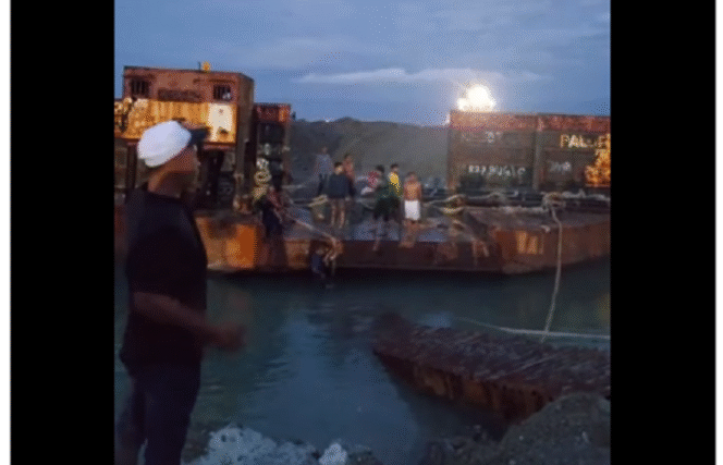 
					Inilah lokasi tempat kejadian perkara (TKP) tiga orang warga desa setempat meninggal dunia, saat menyelam masuk ke dalam tongkang, Minggu 9 Februari 2025. Instagram@infolokerpalu