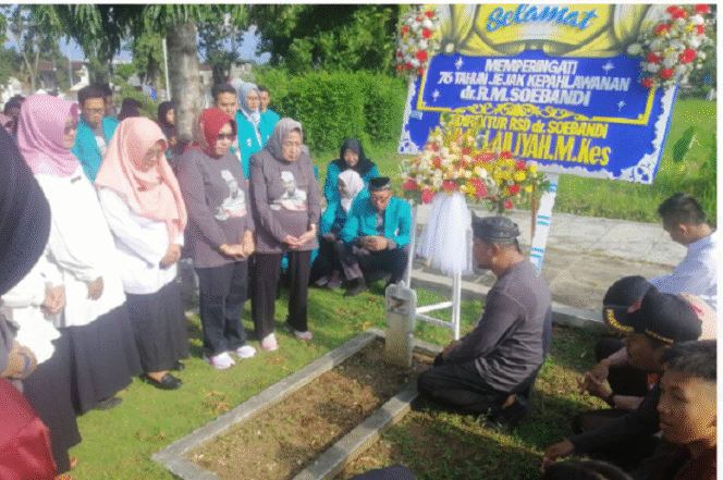 
					Suasana tabur bunga di makam nomor dua TMP Patrang, Jember, memperingati 76 Tahun Letkol. dr. RM Soebandi Gugur,  diikuti civitas akademika UDS, pimpinan RSUD Dokter Soebandi, Jember, mahasiswa dan SMK dr. Soebandi. Foto: swarajombang. .com/ priyo suwarno