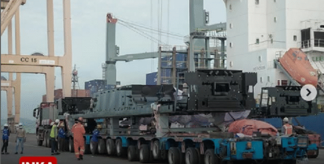 
					PT INKA mengirim dua unit locomotive platfomr buatan Madiun ke negara pemesan Australia. Pengiriman melalui pelabuhan peti kemas Tanjung Perak, Surabaya, 12 Februari 2025. Instagram@pt_inka