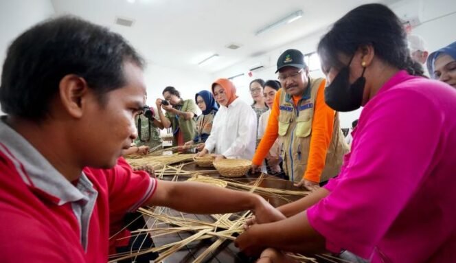 
					Menteri Sosial (Mensos) Syaifullah Yusuf (Gus Ipul) didampingi istrinya, Ummu Fatma Syaifullah saat beerkunjung ke PT Krisna Nusantara Grup milik Gusti Ngurah Anom di Badung, Bali, Selasa (25/2/2025). (Foto: SWARAJOMBANG.COM/ Istimewa)