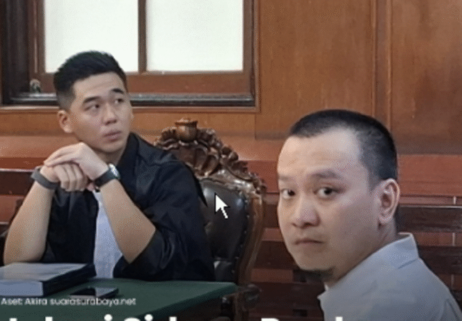 
					Mejalis hakim PN Surabaya, kamis 27 Maret 2025,  menjatuhkan vonis hukuman 9 bulan penjara terhadap Ivan, Sugianto, dalam kasus perundungan  pelajar SMA Glaira 2 Surabaya, yang dipaksa bersujud dan menggonggong. Instagram@suarasurabayamedia