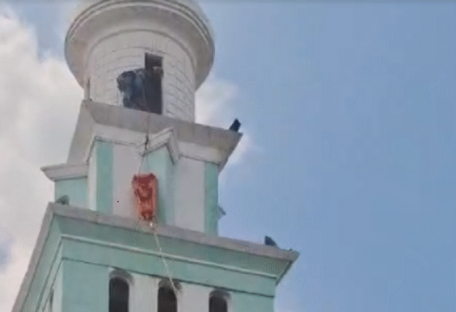 
					Tim evakuasi membutuhkan waktu tiga jam untuk menurunkan jasad yang ditemukan di menara masjid di Karangpilang, Surabaya, Minggu, 16 Februari 2025. Foto: akira/suarasurabaya.net