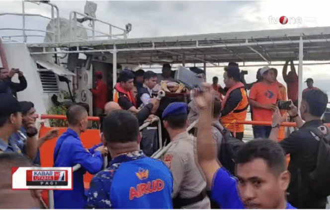 
					Petugas SAR telah melakukan evakuasi korban akibat meledakanya speedboat Basarnas Ternate, Minggu malam 2 Februari 2025. Tiga korban jiwa, satu jurnalis tiv hilang, tujuh luka-luka. Tangkap layar video Youtube@TVOne