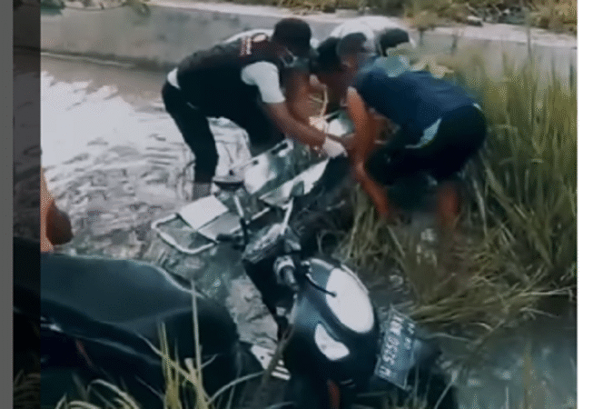 
					Seorang pemuda asal Tanggulangin, Sidoarjo, bernama Andika Islamudin Karim, 23, ditemukan dalam kondisi tak bernyawa bersama sebuah motor Scoopy  di sungai di Sungai Desa Sidokepung, Buduran, Sidoarjo, Sabtu 22 Februari 2025. Tangkap layar Video Instagram.sidoarjo.id