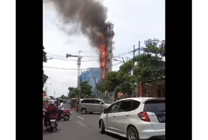 
					Menara masjid agung Darussalam Bojonegoro, Jawa Timur, terbakar diduga akibat korselting pada pengeras suara. Terjadi Ratabu siang, 19 Februari 2025. Tangkap layar video Instagram@info_bojonegoro