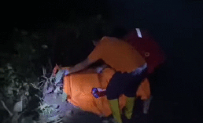 
					Petugas BPBD Jombang melakukan evakuasi  potongan kepaladi sungai Ring Kanal Dusun Kedunglempuk, Desa Pesantren, Kecamatan Tembelang, Jombang Rabu sore 12 Feberuari 2025. Tangkap layar video Instagram@wargajombang