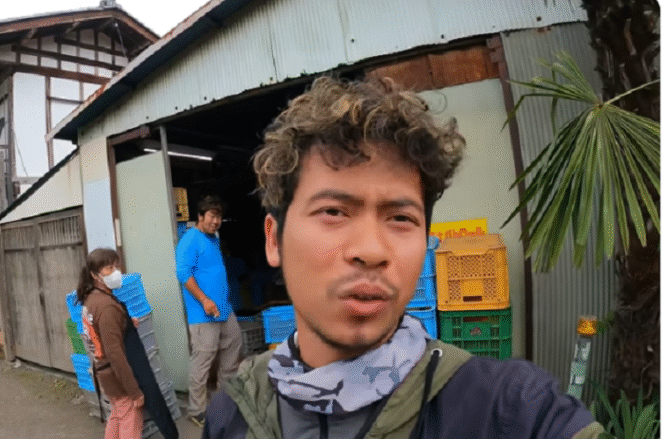 
					Pemuda Indonesia yang bekerja di jepang di bidang ertanian. Yotuber dengan nama@takagino mudo