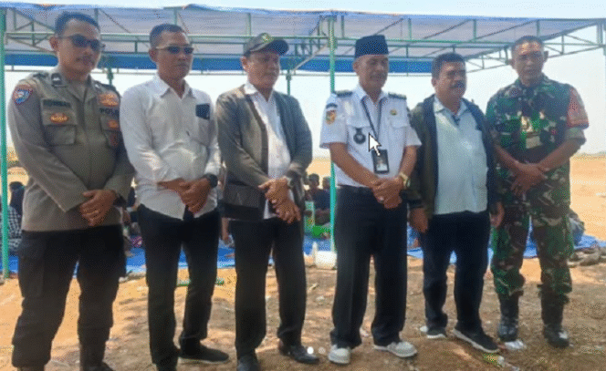 
					Pada hari Rabu, 19 September 2024, pengembang PT Agung Sedayu Group (AGS) bersama Kepala Desa Kohod, Arsin SH, Bin Asip (nomor tiga dari kanan), melakukan peninjauan langsung untuk dilakukan Penitikan dan pemetaan ke lokasi relokasi di Alar Bangka. Kegiatan ini disambut antusias warga, yang telah lama menantikan kepastian tempat tinggal baru mereka. Instagram@kohod.TV