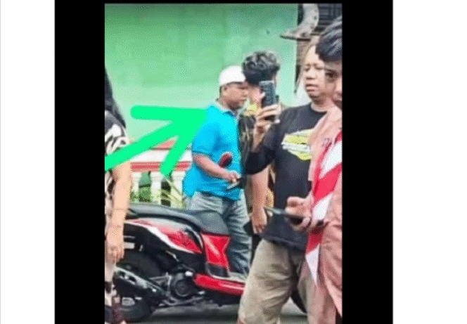 
					Inilah tersangka pelaku pencuri motor milik pelajar SMA Kutorejo, Mojokerto yang tewas kecelakaan 13 Desember 2024 lalu. Saat sudah ditangkap oleh  petugas Jatanras Polres Mojokerto yang sembunyi di wilayah Kabupaten Kutai kartanegara, Kalimantan Timur. Instagram@ils_nusantara