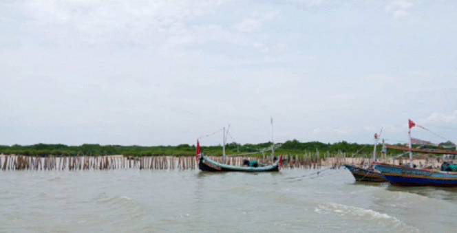 
					Pagar laut sepanjang 75 meter dibangun di Dusun Jumiang, Desa Tanjung. Pembangunan ini sejak Juni 2023 untuk mengatasi pergeseran pasir dan memudahkan nelayan menambatkan perahu. Instagram@maduratrending