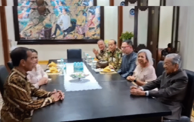 
					Mantan Presiden RI, Jokow Widodo menerima kedatangan mantan PM Malaysia Datuk Mahathir Mohammad, di Kelurahan Sumber, Kecamatan Banjarsari, Solo, Jawa Tengah. Instagram@jayalah.negriku