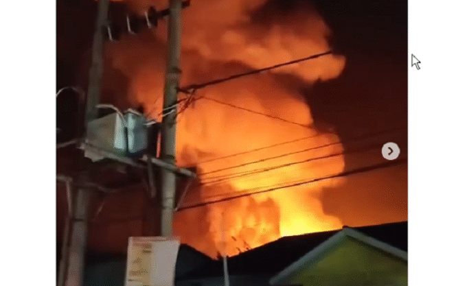 
					Penulis: Agus Adi Santoso  |  Editor: Priyo Suwarno

KREDONEWS.COM, LAMONGAN - Pada hari Minggu dinihari, 9 Februari 2025 sekitar pukul 03.40 WIB, terjadi kebakaran yang melanda sebuah kafe dan homestay bernama Mahkota Love Garden di Jalan Raya Babat-Jombang, Desa Karangkembang, Kecamatan Babat, Lamongan, Jawa Timur.

Akibat kebakaran itu, petugas menemukan identitas satu korban perempuan atas nama Dewi Nuraini, lahir 03/05/2002 alamat Desa Danasari, RT.08/RW.04 Kecamamtan Pemalang, Kabupaten Pemalang, Jawa tengah. Masih ada dua korban lainnya dua pria, akan tetapi belum diektahui identitasnya.

Selain tiga korban penghuni kos meninggal dunia. Identifikasi korban sedang dilakukan oleh Bidang Dokkes Polda Jatim.  Kerugian diperkirakan mencapai sekitar Rp 500 juta.

Seorang  saksi yang sedang memasak di dapur dekat lokasi kejadian mendengar suara 