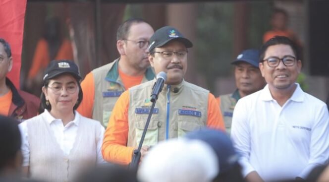 
					Menteri Sosial, Syaifullah Yusuf saat melaksanakan acara kerja bakti massal di Bali, Selasa (25/2/2025) (Foto: SWARAJOMBANG.COM/ Istimewa)