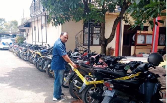 
					Barang bukti berupa 39 unit motor yang diamankan saat petugas Polres Bangkalan melakukan pembubaran aksi balap liar. Sebanyak 18 unit disebutkan terindikasi barang curian. Instagram@bagkalanterkini