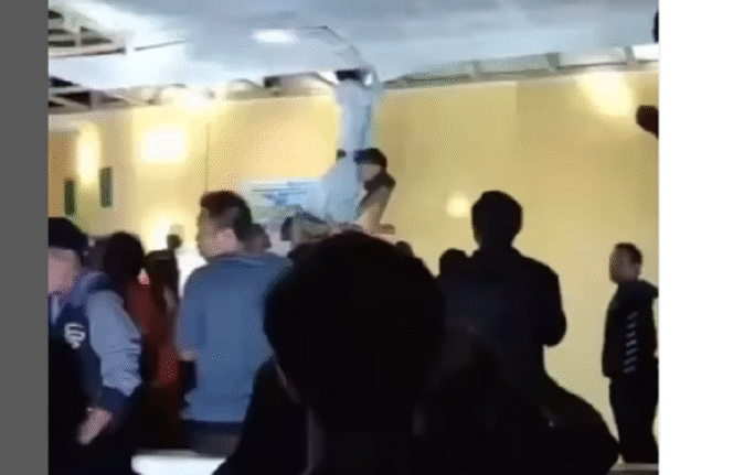 
					Beredar video rekaman puluha warga mencari keberadaan bocah bernama Hijrah Andriani, 5, alias Naya menangis di atas plafon sebuah TK kosong 100 dari rumahnya. Namun tidak ditemukan keberadaan bocah itu. Tim SAR berhasil menemukan jasad korban pada hari Selasa, 4 Februari 2025 di rawa-rawa desa Bone Baru, Kabupaten Banggai Laut, Sulawesi Tengah. Instagram@infolokerpalu