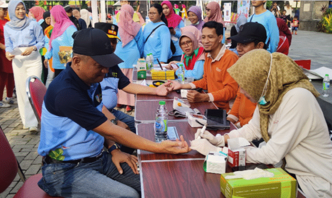 
					Sekda Jombang, Agus Purnomo hadiri acara jalan sehat dan Nutifes dari Persagi memperingati Hari Gizi nasional ke-65, di alun-alun Jombang, Minggu 23 Februari 2025. 
Pak Sekda Agus Purnomo memiksakan darah pada acara itu. Foto: jombangkab.go.id.