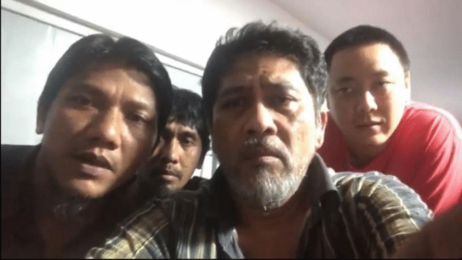 
					(Paling Kiri) Robiin jadi jurubicara dengan beberapa temkannya sesama WNI yang disekap di Myawaddy, Myanmar, dijadikan budak operator penipuan online. Tangkap layar video@aleneaID