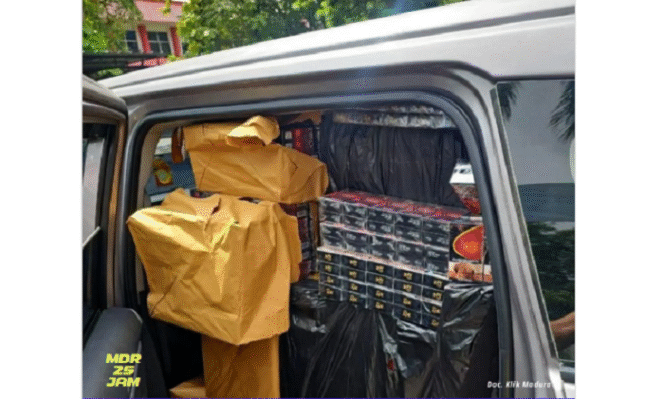 
					Petugas gabungan Bea Cukai Purwakarta, Jawa  Barata, meringkus dua pria mengangkut rokok ilegal di pintu tol Cikopo,Jawa Barat, Jumat 31 Januari 2025. Instagram@madura25jam