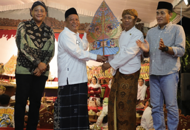 
					Wakil Bupati Salamnudin menyerahkan wayang gunungan kepada ki dalang Seno Aji, sebelum gebyakan wayang kulit sedekah Desa Tanggalrejo, kecamatan Mojoagung, Jombang, Sabtu malam 22 Februari 2025. Foto: jombangkab.go,id