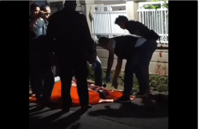 
					Petugas kepolisian Sukabumi, Jawa Barat, melakukan evakuasi jasad Samson, 33, yang tewas dikerayok masaa di Kampung Cihurang, Kabupaten Sukabumi, Jawa Barat pada Jumat malam, 21 Februari 2025. . Insgtagram@info.negri