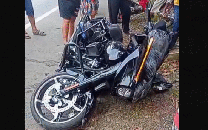 
					Kondisi moge yang dikendarai mendiang bendahara umum partai Demokrat, Renville Antonio yang tewas dalam kecelakaan di kawasan Asembagus, Situbondo, Jawa Timur, Jumat 14 Februari 2024. Foto: Seblang.com