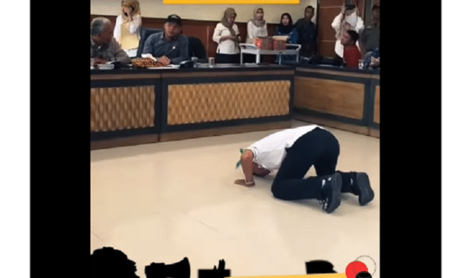 
					Seorang perwakilan tenaga honorer Pemkab Bangkalan, Madura,  rela sembah sujud memohon bantuan dari Komisi I DPRD Jawa Timur, agar hak-hak mereka dilidungi dan bisa diangkat menjadi PPPK. Tangkap  layar video instagram@wecarebangkalanmadura