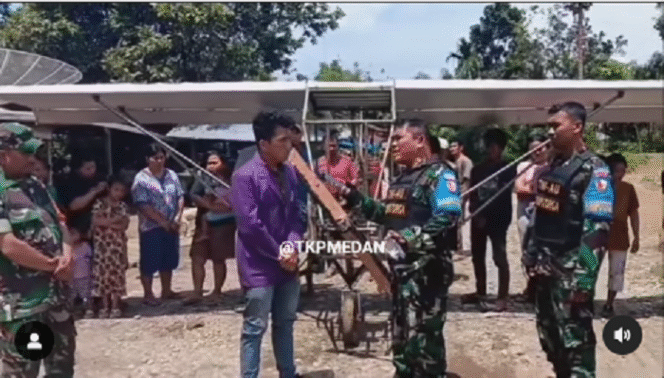 
					Petugas dari TNI AU memberi apresiasi kepada Carlos Sitepu, di desa Adin, kecamatan Salapian, Langkat, provinsi Sumatera Utara, karena telah berhasil merakit pesawat ringan menggunakan mesin sepeda motor  150 cc 18 tenaga kuda. Instagram@tkpmedan 