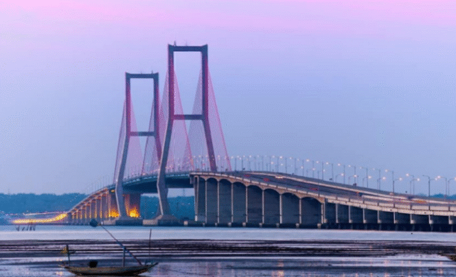 
					DPRD Jatim menerima usulan dari anggotanya Nurul Huda, agar diberlakukan kembali penyeberang lewat jembatan Suramadu berbayar: Mobil Rp 10.000, Tronton (Truk) Rp 15.000, motor Rp 3.000. Foto: ma-miftahulhuda.sch.id