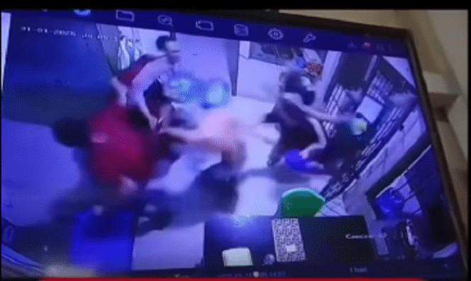 
					Dari rekaman CCTV Polres Parigi  Moutong, tujuh tahanan itu menerobos keluar, saat seorang petugas hendak membuka pintu tahanan, terjadi Jumat 31 Januari 2025. tangkap layar video@info_padek