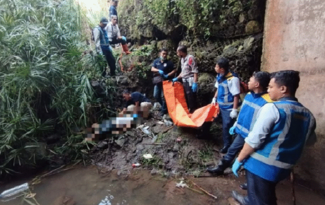 
					Petugas Polsek Pandaan, kabupaten Pasuruan bersama dan tim Inafis melakukan evakuasi jenazah Abdul Hufron, 40, yang terjatuh di sisi tebing tol Pandaan Km 56, Rabu 26 Maret 2025. Foto: Istimewa