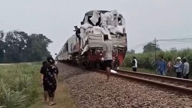 
					KA Kertanegara penyok ;lokomotifnya