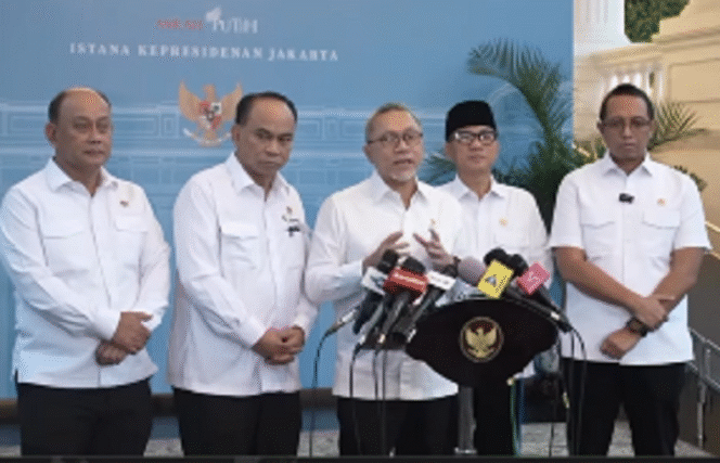 
					Mwenko Pangan, Zulkifli Hasa menggelar konferensi pers di jakarta, 3 Maret 2025, tentang program baru Presiden Prabowo untuk membentuk 70.000 koperasi desa Merah-Putih, setiap kopdes kelola anggaran Rp 3-5 miliar. Instagram@pco.ri