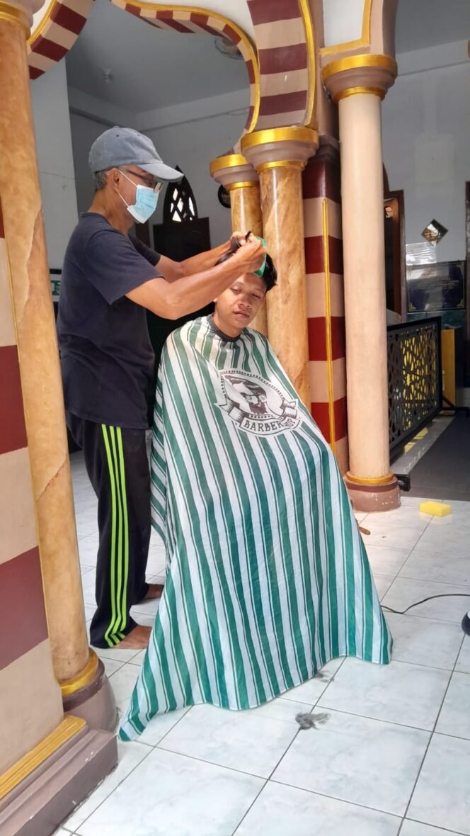 
					Selama Ramadhan, Masjid Al Falach Gresik Sedekah Potong Rambut Gratis untuk Masyarakat Islam