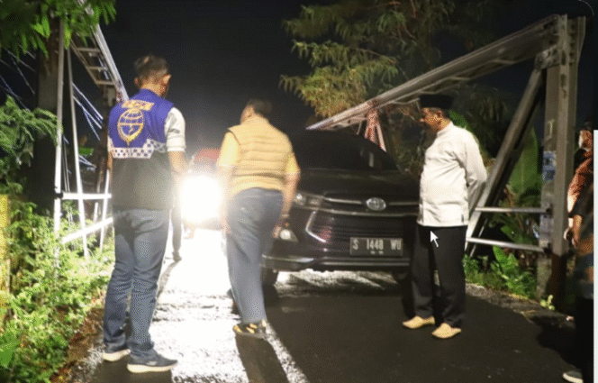 
					Bupati Jombang Warsubi melakukan Patroli Malam, meninjau langsung lokasi yang dianggap memerlukan perhatian, termasuk memeriksa sejumlah insfrakstruktur wilayah yang harus diwaspadai, Jumat malam hingga Sabtu dini hari, 28-28 Maret 2025. Foto: jombangkab.go.id
