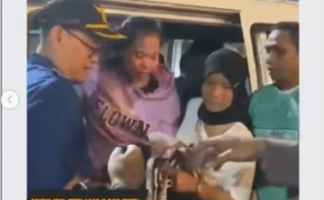 
					Seorang perempuan mengaku TKW di Hongkong asal Banyuwangi, mengalami pecah ketuban saat berada di atas feri penyeberangan. Ia mendapat pertolongan dari petugas Pos PAM ASDP hingga melahirkan  di rumah sakit terdekat dengan selamat, Sabtu dini hari 29 Maret 2025. Instagram@polresta_banyuwangi