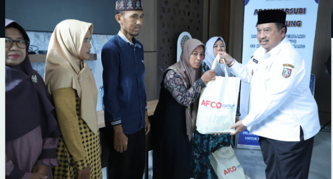 
					Keluarga besar bupati Jombang Abah Warsubi dan AFCO Group (Agung Family Corporation) membagikan 10.000 paket Lebaran untuk guru ngaji, seluruh kabupaten Jombang, Rabu 26 Maret 2025. Foto: jombangkab.go.id