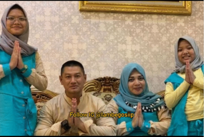 
					Empat orang sekeluarga jamaah umrah meninggal dunia dalam kecelakaan di Arab Saudi, masing-masing M Dawam Mahmud (49 tahun). suami,  Sumarsih (45 tahun), istri. Areline Nawallya Adam (22 tahun), Audrya Malika Adam (16 tahun),  dua putra kjeluarga tersebut. Instagram@lambegossip