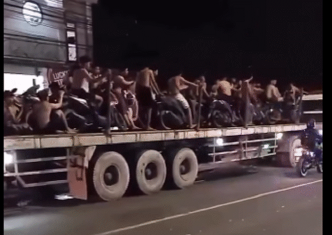 
					Mereka adalah 54  ramaja dan pemuda, beserta 33 unit motor dinaikkan di sebuah trailer, pelaku yang terjaring operasi balap liar. Mereka diringkus oleh tim Raimas Kala Munyeng Sat Samapta Polres Gresik membubarkan aksi balap liar di Jalan Raya Desa Betoyo, Kecamatan Manyar - Gresik pada Rabu dinihari, 19 Maret 2025. Instagram@ikl-nusantara