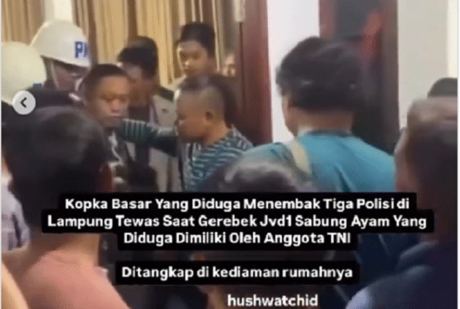 
					Polisi Militer tampak mendatangi rumah warga di Way Kanan, membawa seorang pria terduga tersangka pelaku penembakan tiga polisi yang melakukan penggerebekan sabung alam di kampung Karang Manik, kecamatan Negara Batin, kebupaten Way Kanan, Lampung. Tangkap layar video Instagram@islah_bahrawi
