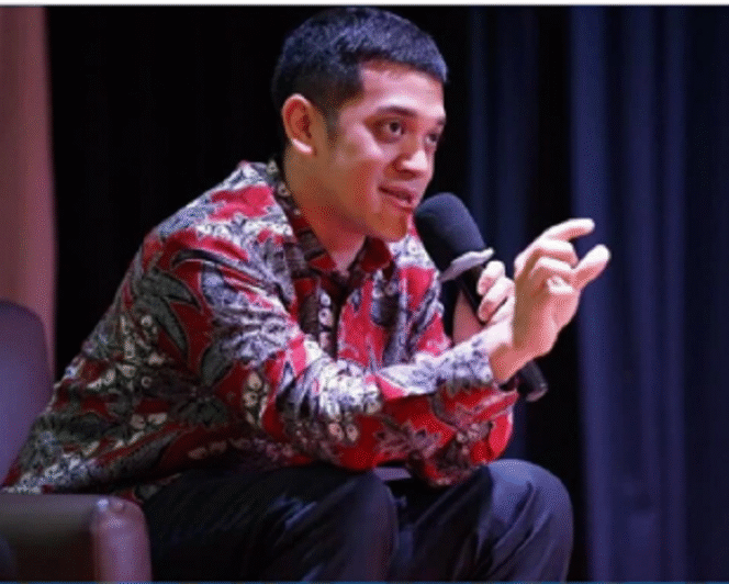 
					Inilah salah satu tokoh di balik BBM oplosan dari RON 88/90 Jadi RON 92, yang dilakukan sejak 2018-2023. Namanya Muhammad Kerry Adrianto Riza (MKAR), anak dari Riza Chalid, di terminal PT Orbit Terminal Merak milik MKAR dan GRJ. Instagram@lhakim682024
