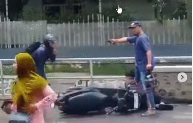 
					Inilah aksi heroik Aipda Andi Muhyeni saat meringkus dua begal motor di perempatan pabrik Sasa, Gending, Probolinggo, Sabtu 22 Maret 2025. Instagram@mygigsmedia