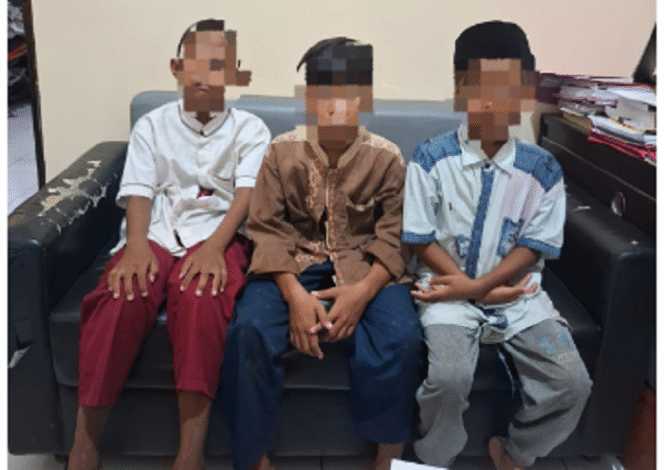 
					Polisi Polresk Gresik menagamankan tiga bocah pelajar SD di Gresik, setelah ditangkap menuntun motor Mio curian di, Gresik Selasa dinihari, 18 Maret 2025. Foto: Istimewa