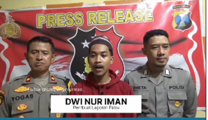 
					Diapit oleh Kapolsek Mojoagung Kompol Yogas SH dan anggota polisi lainnya, pemuda bernama Dwi Nur Iman, 24, membuat video klarifikasi dan permohonan maaf, karena telah membuat laporan palsu sebagai korban begal di jalan bypass, Mojoagung, Jombang, Sabtu 29 Maret 2025.
Tangkap layar video Instagram@jombanginformasi_